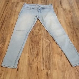 Like New! Hollister light-washed skinny jeans
